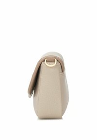 Beżowa torebka ze skóry o fakturze, z klapką, złotym metalowym pierścieniem po boku i prostokątnym, usztywnionym kształtem, widziana z boku na białym tle.