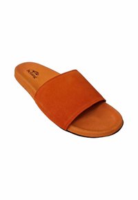 Sandalias deslizantes de ante naranja con una tira ancha, suela plana y textura suave. Muestran el logo de la marca en la plantilla.