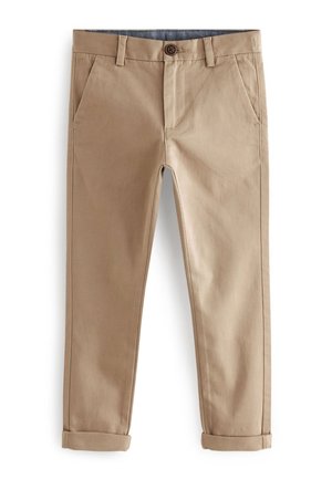 Pantalones chinos beige de corte ajustado para hombre con bolsillos delanteros, trabillas para cinturón, cierre de botones y puños doblados sobre fondo blanco.