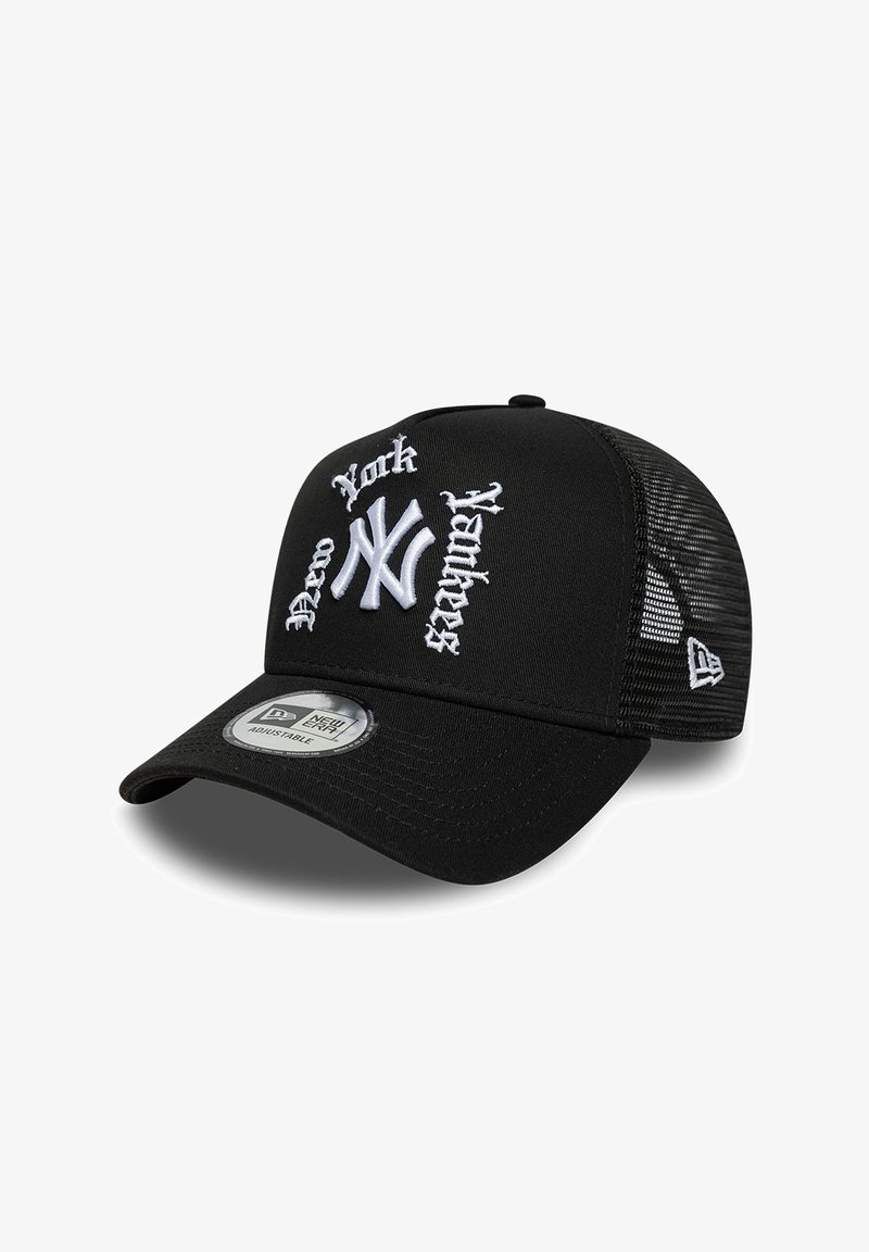 Casquette noire des New York Yankees avec logo et texte brodés en blanc, dos en mesh et sangle réglable avec marque New Era sur le côté.