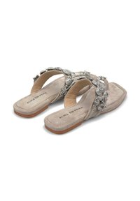 I sandali in suede grigi presentano doppie cinghie decorate con ornamenti in argento. Il design a punta quadrata include una soletta imbottita e una suola testurizzata.