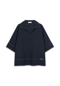 Haut oversize bleu marine avec col, manches courtes et surpiqûres blanches contrastantes le long des bords. Texture lisse et design minimaliste.