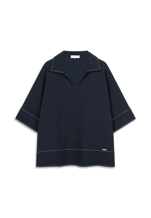 Haut oversize bleu marine avec col, manches courtes et surpiqûres blanches contrastantes le long des bords. Texture lisse et design minimaliste.