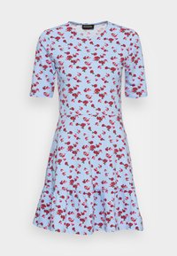 Vestido azul claro com um padrão floral de flores vermelhas, mangas curtas, decote redondo e bainha com camadas de babados. Feito de um tecido suave.