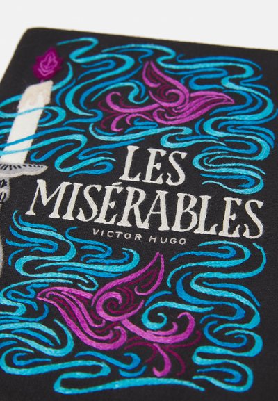 Coperta din material negru prezintă broderii colorate. "LES MISÉRABLES" este scris cu litere albe, înconjurat de desene vârtejuri în nuanțe de albastru și violet, inclusiv o lumânare.