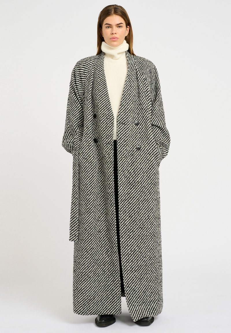Gestuz Trenci - black white boucle