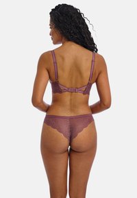 Lace lingerieset in mauve, met een gegolfde rand, verstelbare banden en een haak-en-oogsluiting op de rug van de bh.