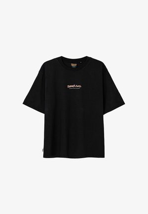 Czarna bawełniana koszulka z okrągłym dekoltem, krótkimi rękawami i różowym logo graficznym na środku z tekstem. Prosty, nieozdobiony design.