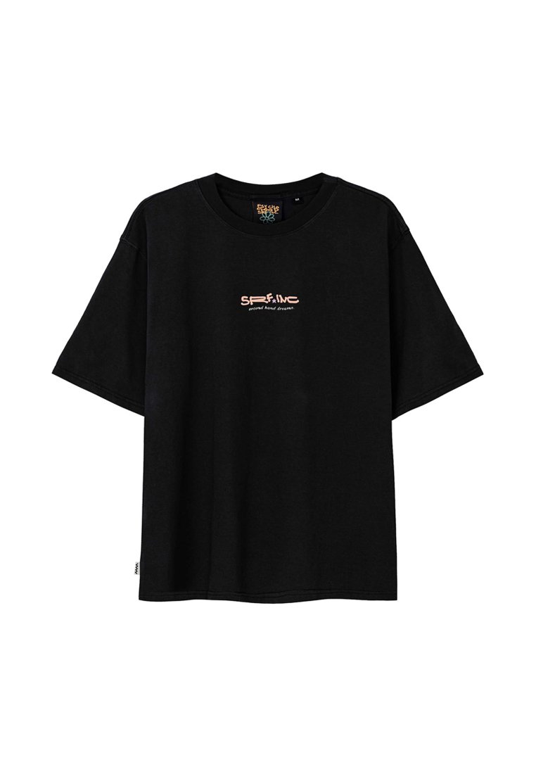 Czarna bawełniana koszulka z okrągłym dekoltem, krótkimi rękawami i różowym logo graficznym na środku z tekstem. Prosty, nieozdobiony design.