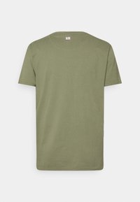 Camiseta de algodón verde oliva con cuello redondo, mangas cortas y dobladillo recto. Textura suave; detalles de costura mínimos.