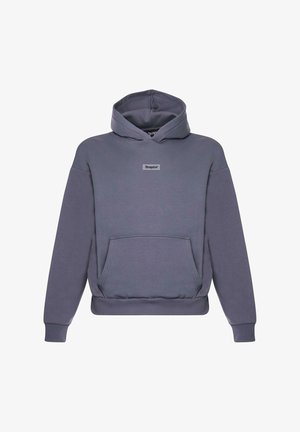 Kapucha su džemperiu, pagaminta iš švelnaus pilko audinio, su priekine kišene. Puošia maža etiketė, esanti krūtinės centre, ir išsiuvinėtos rankogaliai apačioje.