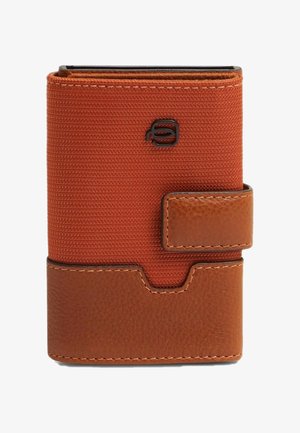 Oranje stoffen portemonnee met een getextureerde bruine leren basis, voorzien van een drukknopsluiting en een zwart logo detail aan de voorkant.