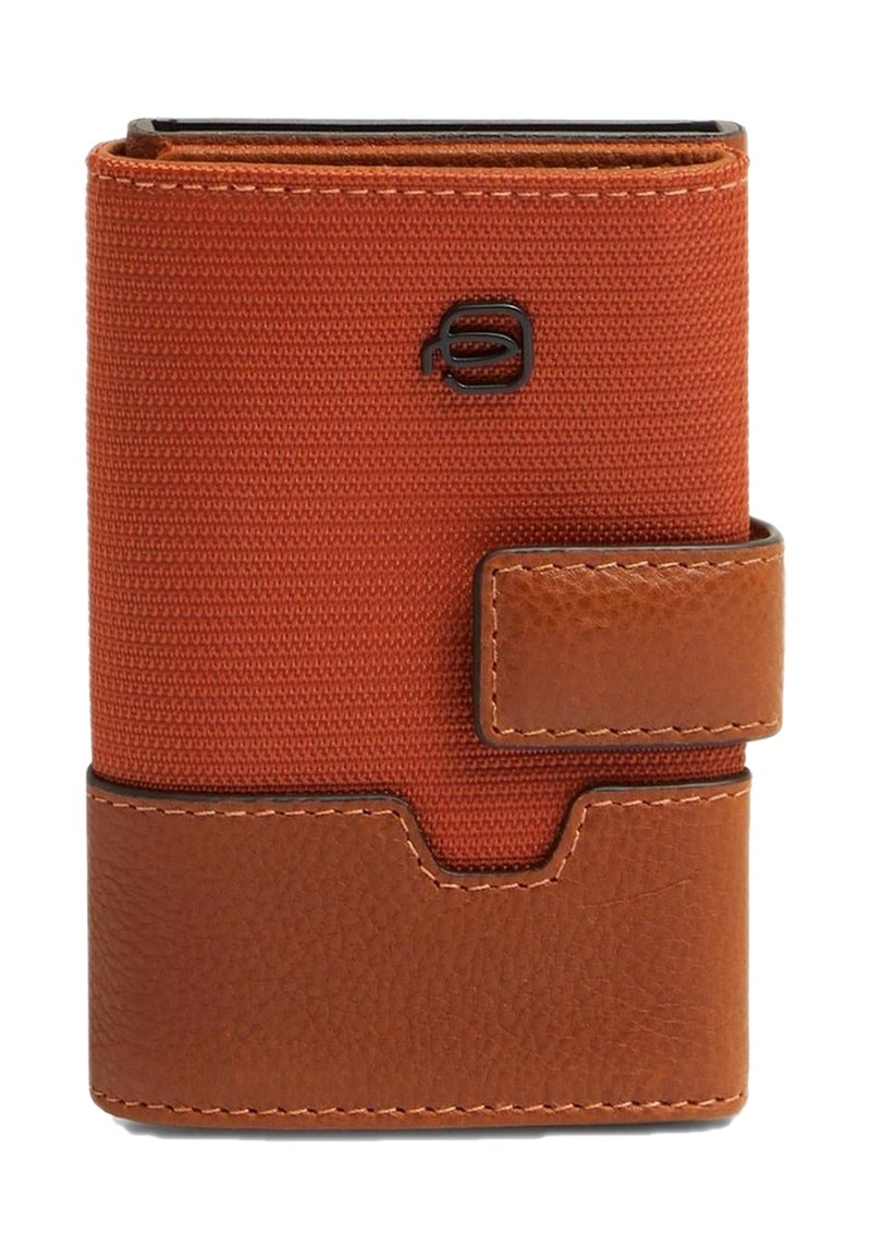 Cartera de tela naranja con base de cuero marrón texturizado, que presenta un cierre de botón a presión y un detalle de logo en negro en el frente.