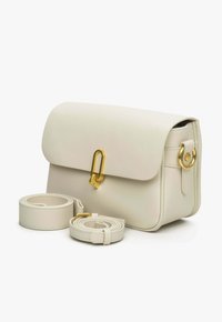 Bílá kožená crossbody taška s klopovým uzávěrem, zlatými kovy a dvěma odnímatelnými popruhy. Hladký povrch s pevným designem.