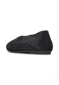 Scarpa slip-on nera in rete con upper testurizzato, punta arrotondata e soletta flessibile. Presenta cuciture rinforzate lungo i bordi per una maggiore durata.