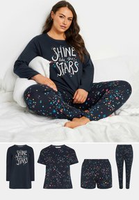 Marinblå pyjamasset med stjärnmönster; innehåller långärmad tröja med texten "Skin som stjärnorna" och matchande byxor. Mjuk, andningsbar tyg.