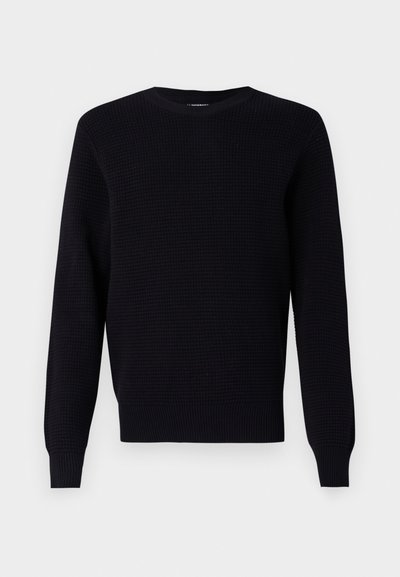 Pulover negru tricotat, cu un model texturat, gât rotund și mansete și tiv cu nervuri. Fabricat dintr-un material moale pentru confort.