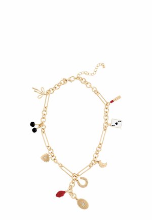 Collana in oro con vari ciondoli tra cui una carta da gioco, una foglia rossa, ciliegie nere e elementi decorativi.