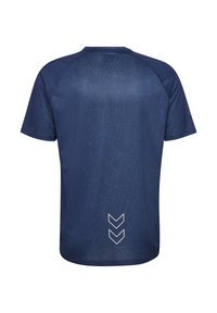 Marineblauw shirt met korte mouwen, voorzien van een geometrisch patroon en een witte chevronlogo op de onderrug. Lichtgewicht, vochtafvoerende stof.
