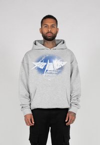 Grå hettegenser laget av myk stoff med en frontlomme. Har et grafisk design i hvite og blå farger som viser skyer og tekst.