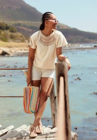 Next REGULAR FIT - Printtipaita - neutral