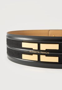 Μαύρη ζώνη από δέρμα και σουέντ με φαρδιά σχεδίαση και χρυσή ορθογώνια μεταλλική πόρπη που φέρει το λογότυπο Elisabetta Franchi.