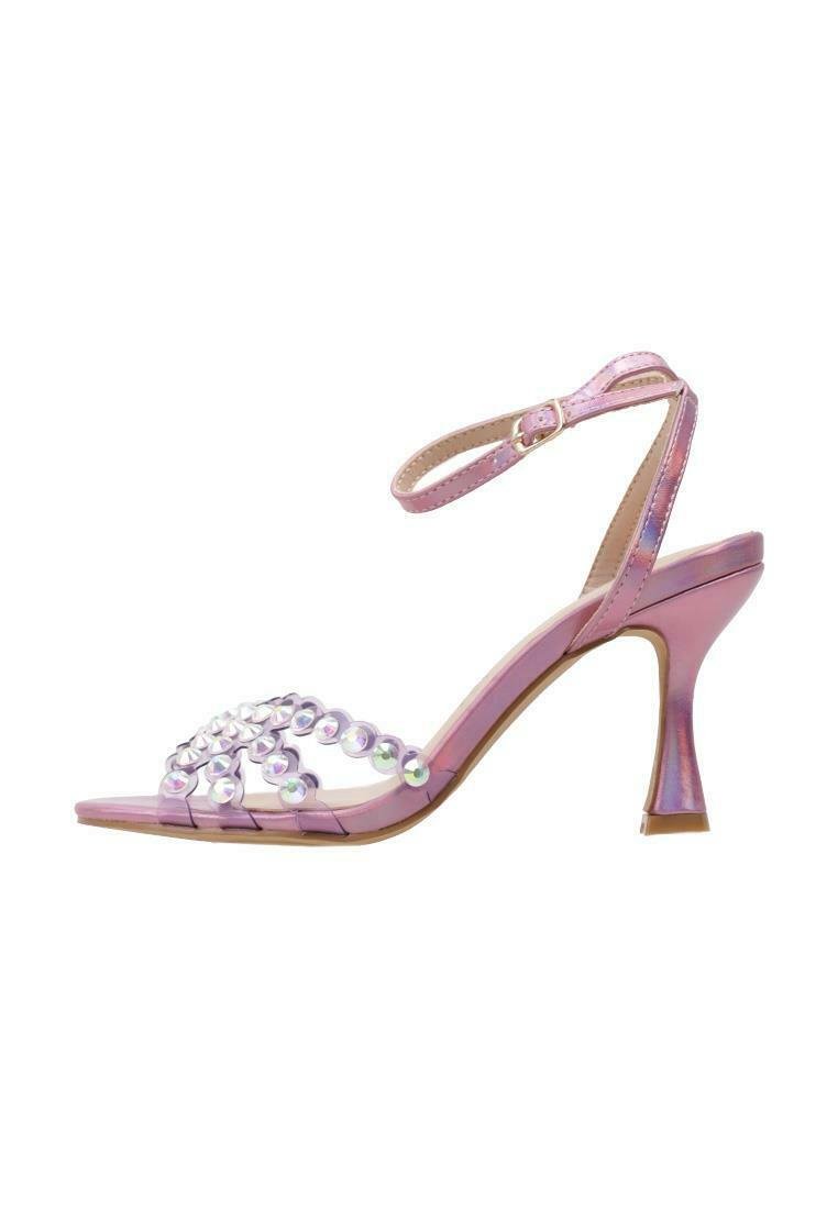 Sandalias de tacón rosa con una correa transparente adornada con piedras redondas iridiscentes, que cuentan con un cinturón estrecho en el tobillo y un acabado brillante.