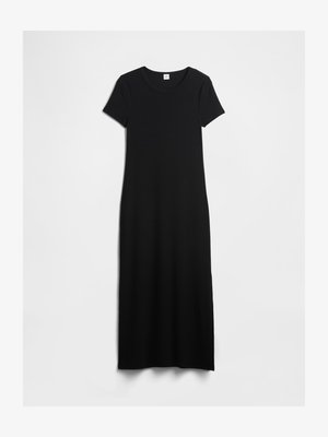 Mustmust pikkade varvadega must kleit, mis on valmistatud siledast ja venivast kangast. Omab lühikesi varrukaid ja ümarat kaelust. Lihtne, ilma kaunistusteta disain.