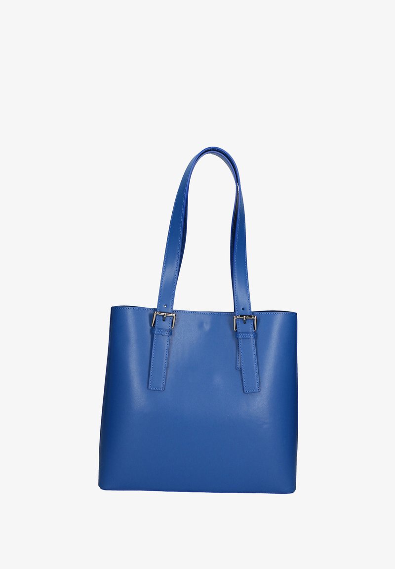 Blauwe leren tote bag met twee platte handvatten, een rechthoekige vorm, een gladde oppervlakte en hardware in zilverkleur bij de basis van de handvatten.