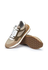 Sneakers beige e verde oliva con pannelli in suede e pelle, lacci bianchi, suola cushioning e design della suola in gomma con battistrada.