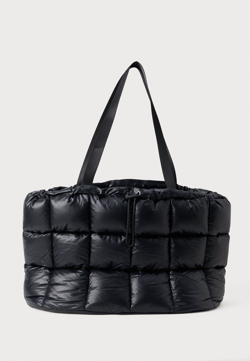 Saco tote preto acolchoado com textura macia e fecho de cordão, apresentando duas alças longas pretas.