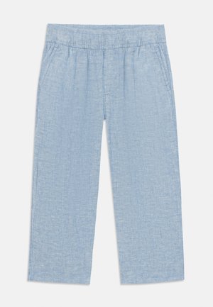 Jasnoniebieskie spodnie z mieszanki lnu z elastycznym pasem, bocznymi kieszeniami i prostymi nogawkami, ułożone płasko na białym tle.