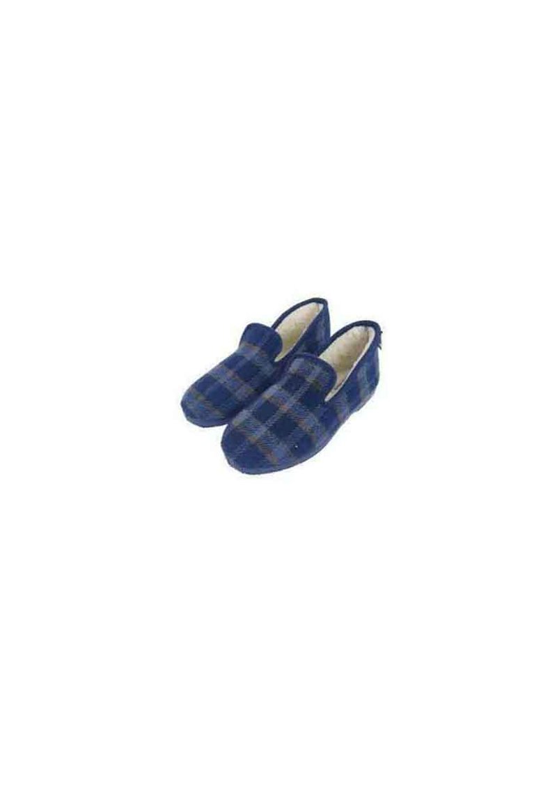Zapatillas de cuadros azules y marino con una tela suave y texturizada, diseño de punta cerrada y suela plana baja. Forro de piel sintética visible.