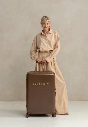 Bruine harde koffer met gouden letters "SUITSUIT," met een gladde textuur, uitschuifbare handgreep en vier wielen.