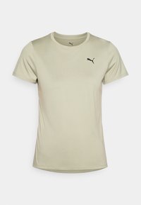 Kortärmad t-shirt i ljus olivgrön, tillverkad av mjukt tyg. Har en svart Puma-logotyp på vänster bröst. Rund halsringning.