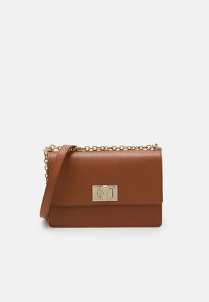Sac à épaule en cuir marron avec une surface texturée, une bandoulière en chaîne dorée et un fermoir magnétique rectangulaire. Design compact et structuré.
