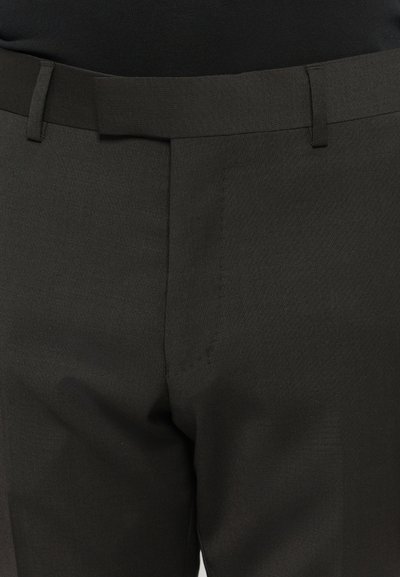 Tumed hallid püksid sileda, kergelt tekstureeritud kangaga. Omavad sirget lõiget, lamedat esiosa ja vöölõikeid. Minimalistlikud õmblusdetailid.