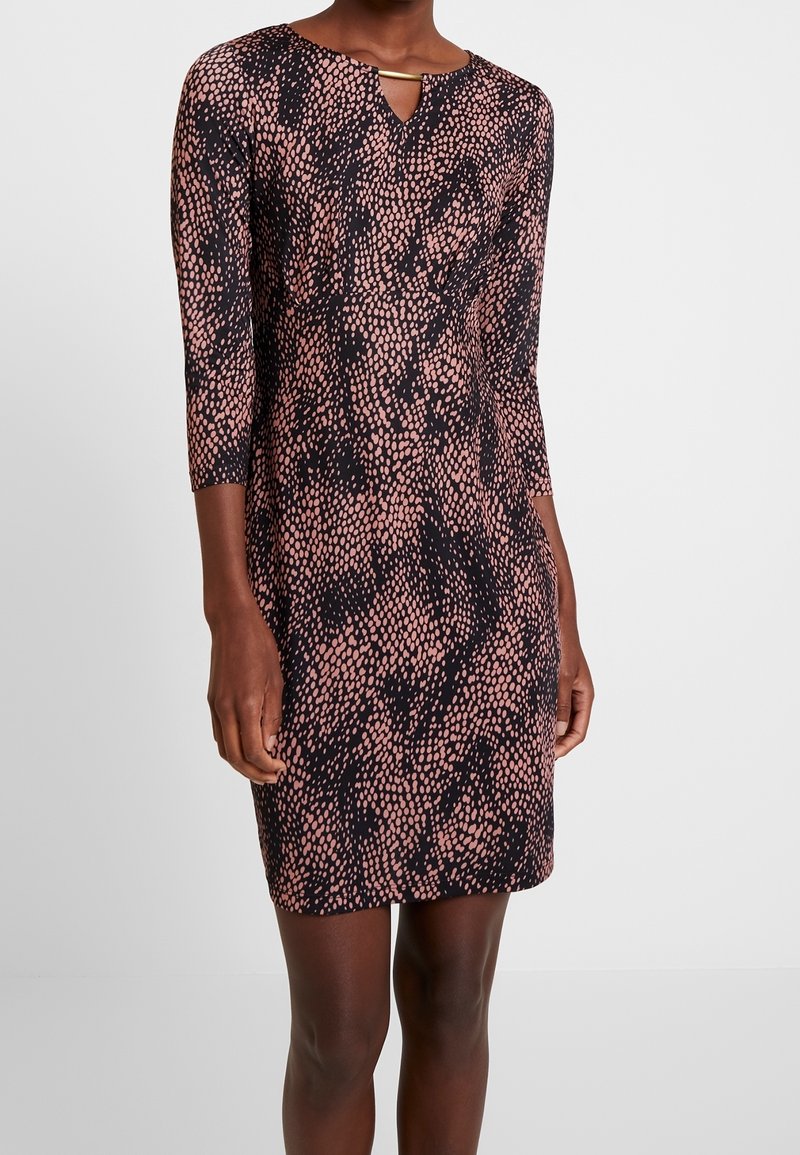 Robe imprimée avec une base noire et un motif éclaboussé rose, manches trois-quarts et un petit col en trou de serrure.