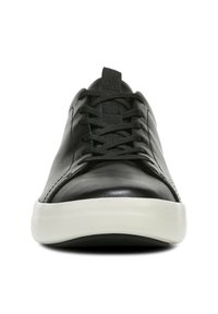 Zwarte leren sneakers met een gladde textuur, voorzien van een ronde neus en een witte rubberen zool, met veters aan de voorkant en minimalistische designaccenten.