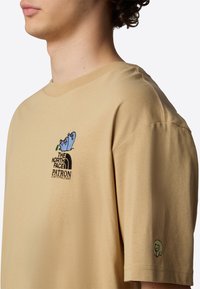 The North Face MOUNTAIN CLEANUP - Print T-shirt - khaki stone