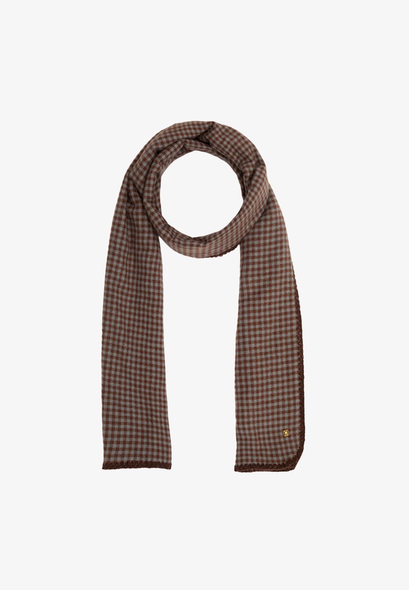 Brun och ljusblå rutig scarf med en mjuk textur, avslutad med en brun kant och en liten guldsymbol.