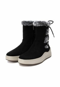 Stivaletti alla caviglia in pelle scamosciata nera con bordo in pelliccia sintetica, dettagli grigi, chiusura con zip laterale e suola piatta beige. Punta arrotondata e lacci decorativi.