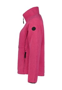 Fleecejack in felroze met een hoge kraag, een ritszak en een ronde zwarte logopatch op de mouw. Zachte textuur, normale pasvorm.