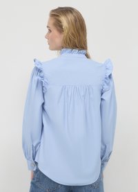 Calliope FRILL BOTTONE GIOIELLO - Hemdbluse - celeste chiaro