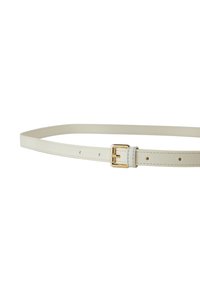 Slanke witte leren riem met gouden rechthoekige gesp en meerdere verstelgaten op een witte achtergrond.