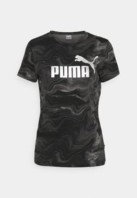 Camiseta negra con un patrón gris en espiral, que presenta un notable logo blanco de Puma en la parte frontal. Diseño de manga corta y cuello redondo.
