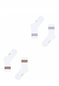Chaussettes blanches avec des accents rayés en marron et gris. Chaque chaussette présente des logos et possède une texture côtelée en haut pour un ajustement sécurisé.