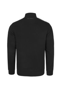 Czarna bluza z wysokim kołnierzem, długimi rękawami i ściągaczami na mankietach. Materiał wydaje się miękki; na karku z tyłu znajduje się logo.