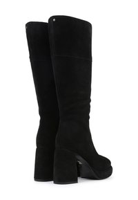 Botas de ante negras hasta la rodilla con un tacón grueso y punta redondeada, que presentan una textura suave y acentos decorativos en plata en la parte superior.