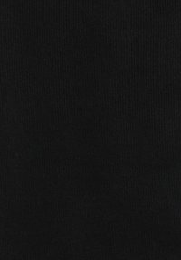 Czarny materiał o gładkiej fakturze i subtelnym prążkowanym wzorze, odpowiedni do zastosowań odzieżowych lub tekstylnych.